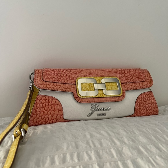 BRAND NEW Guess CLUTCH !! - Picture 2 of 4
